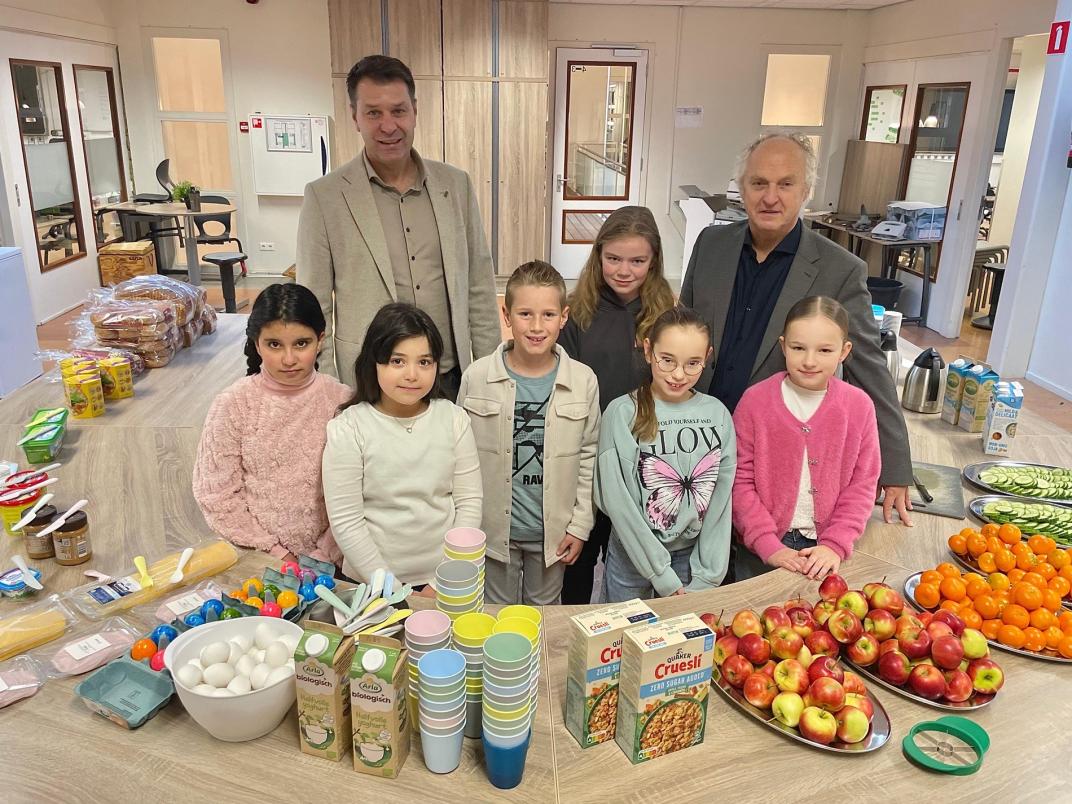 Marco Bennink en John Haverdil samen met leerlingen bij het ontbijtbuffet.