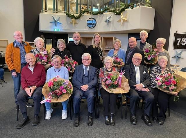 Groepsfoto van burgemeester Laura Werger met de zeven diamanten paren