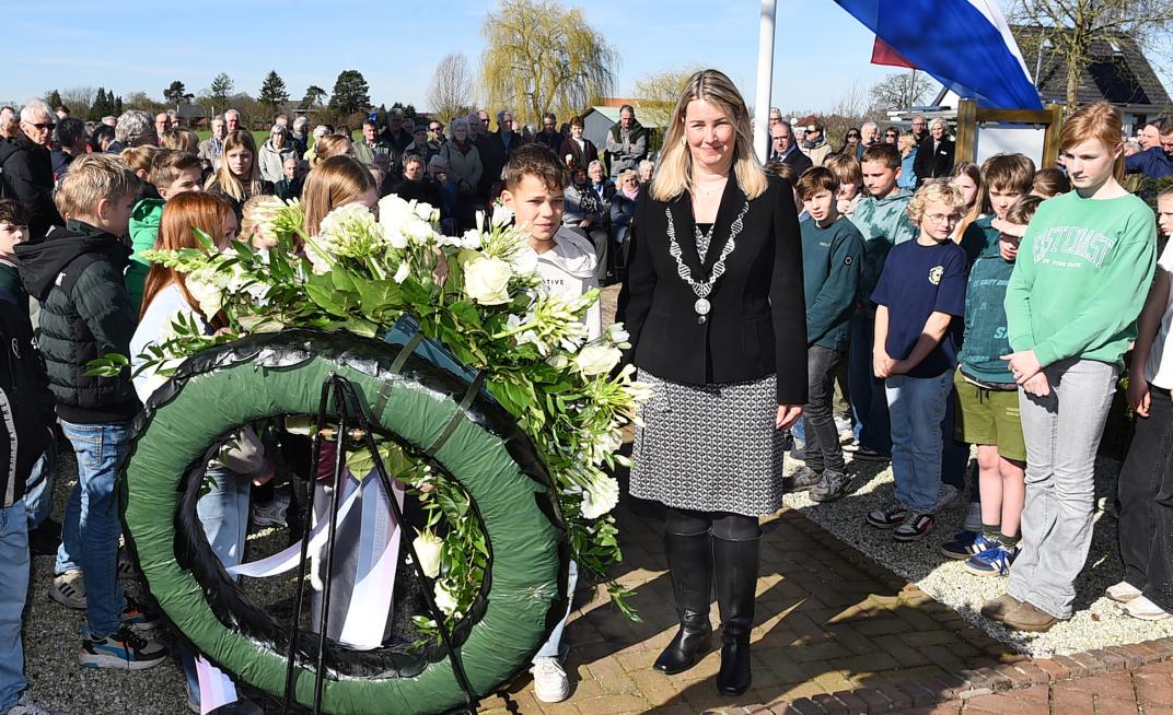 Burgemeester Laura Werger legde een krans samen met leerlingen van basisscholen De Meeander en De Klimop.
