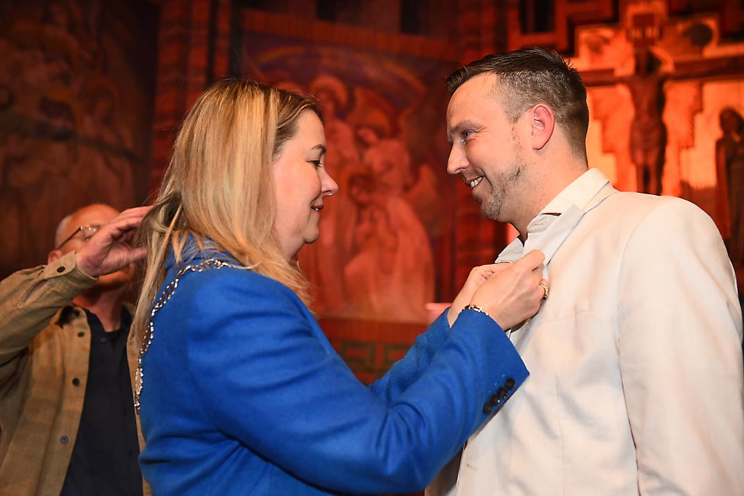 Burgemeester Laura Werger speldt de Koninklijke onderscheiding op bij Sjoerd Jansen