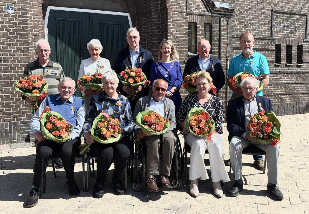 Burgemeester Laura Werger samen met alle gedecoreerden