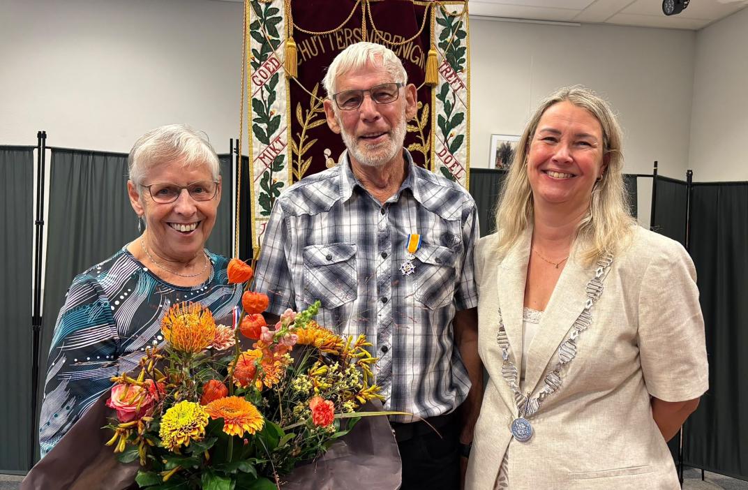 Burgemeester Laura Werger met de gedecoreerde Ton Terhorst en zijn vrouw Tonie.