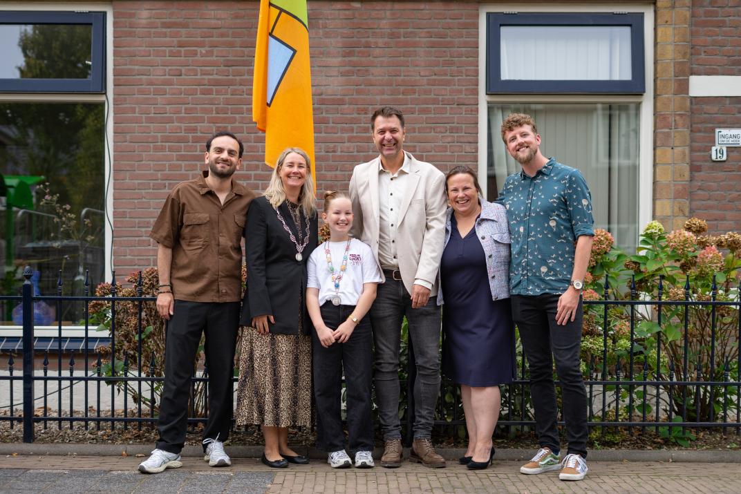 Vlnr. Mustafa Kurt (directeur Dushi Huis), burgemeester Laura Werger, kinderburgemeester Lize, wethouder Marco Bennink, Carola Hollebrand (bestuurder Dushi Huis) en Wouter Abelmann (regisseur Dushi Huis).