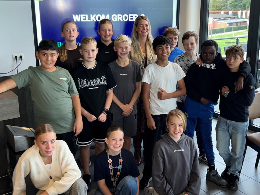 Burgemeester Laura Werger samen met kinderburgemeester Lize en haar klas, groep 8 van De Plakkenberg Silvolde