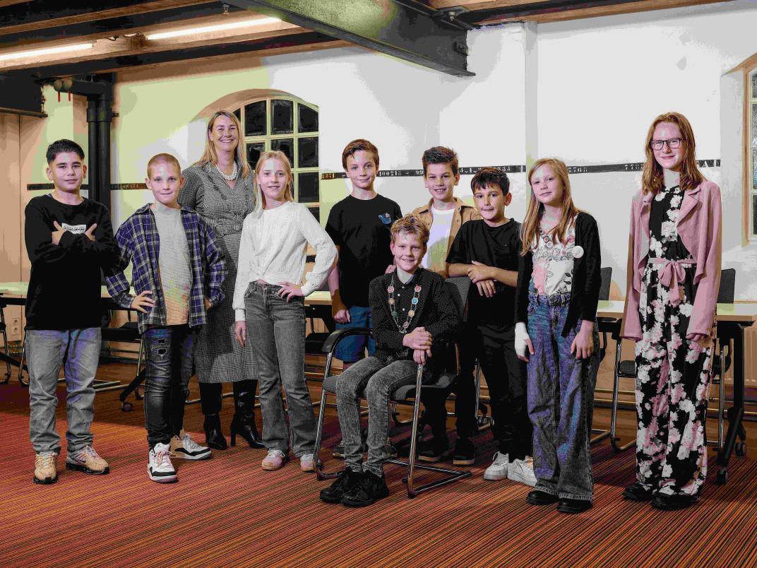 Burgemeester Laura Werger met de nieuwe kinderraad en kinderburgemeester