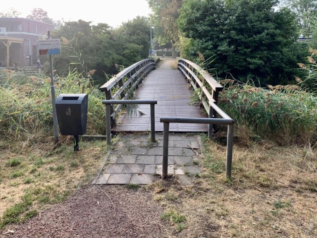 Beeld van de brug aan het Vijverpad dat wordt vervangen. 