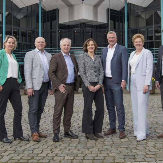 Groepsfoto leden van het college voor het gemeentehuis in Gendringen