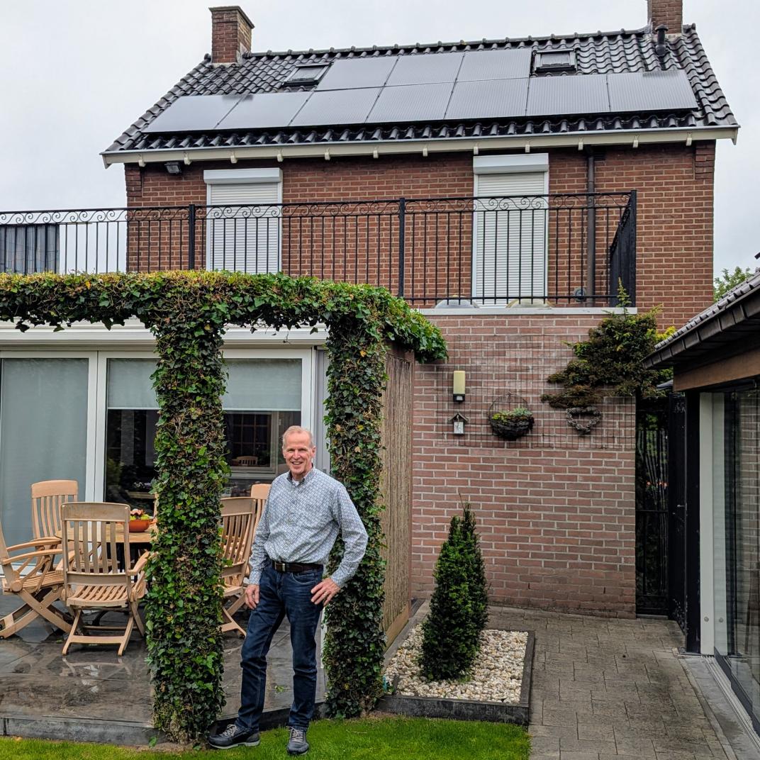 Eddy in de achtertuin van zijn woning