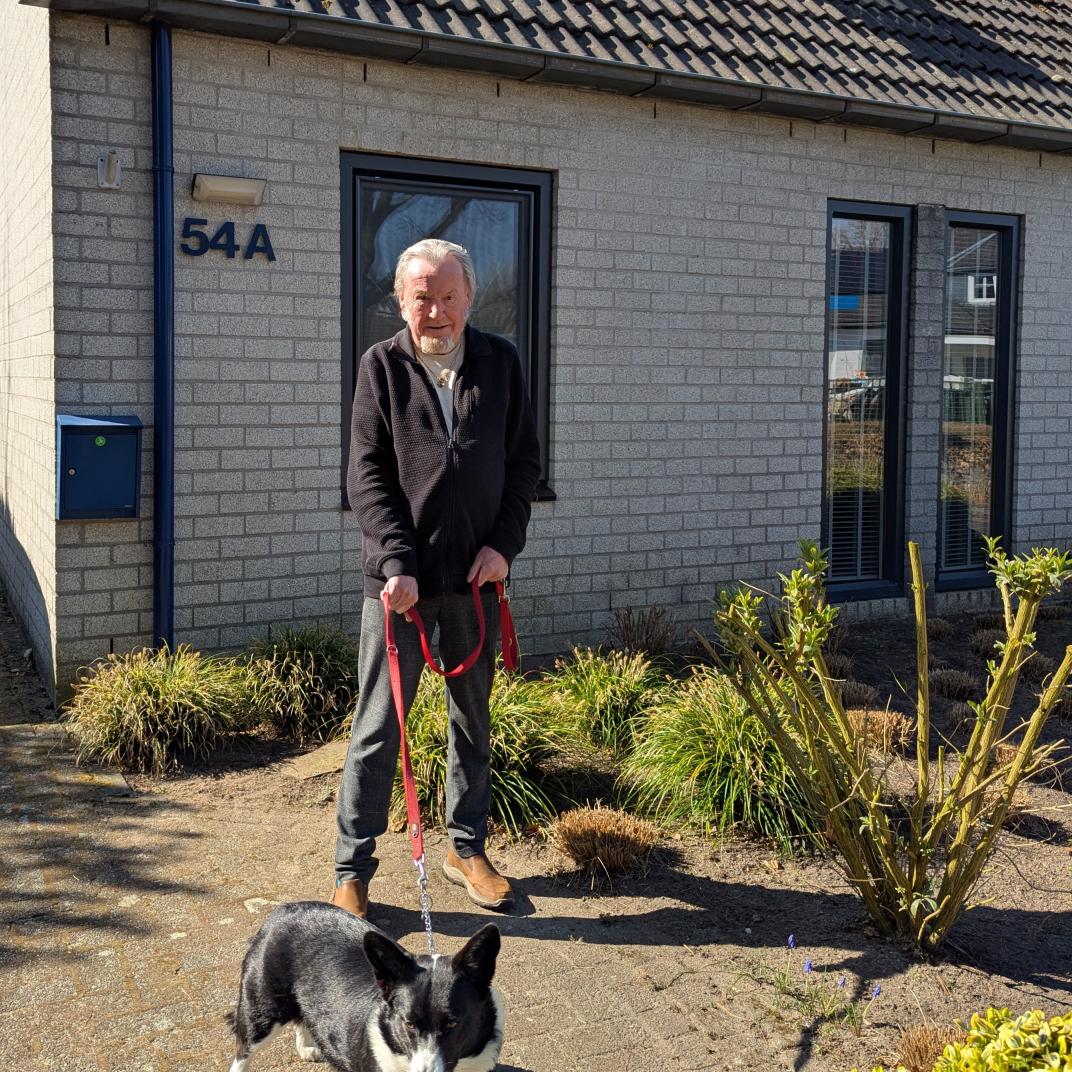 Frans met zijn hond Perra voor de woning