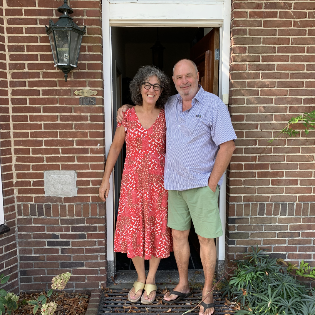 Martijn en Yvonne in deuropening van hun woning