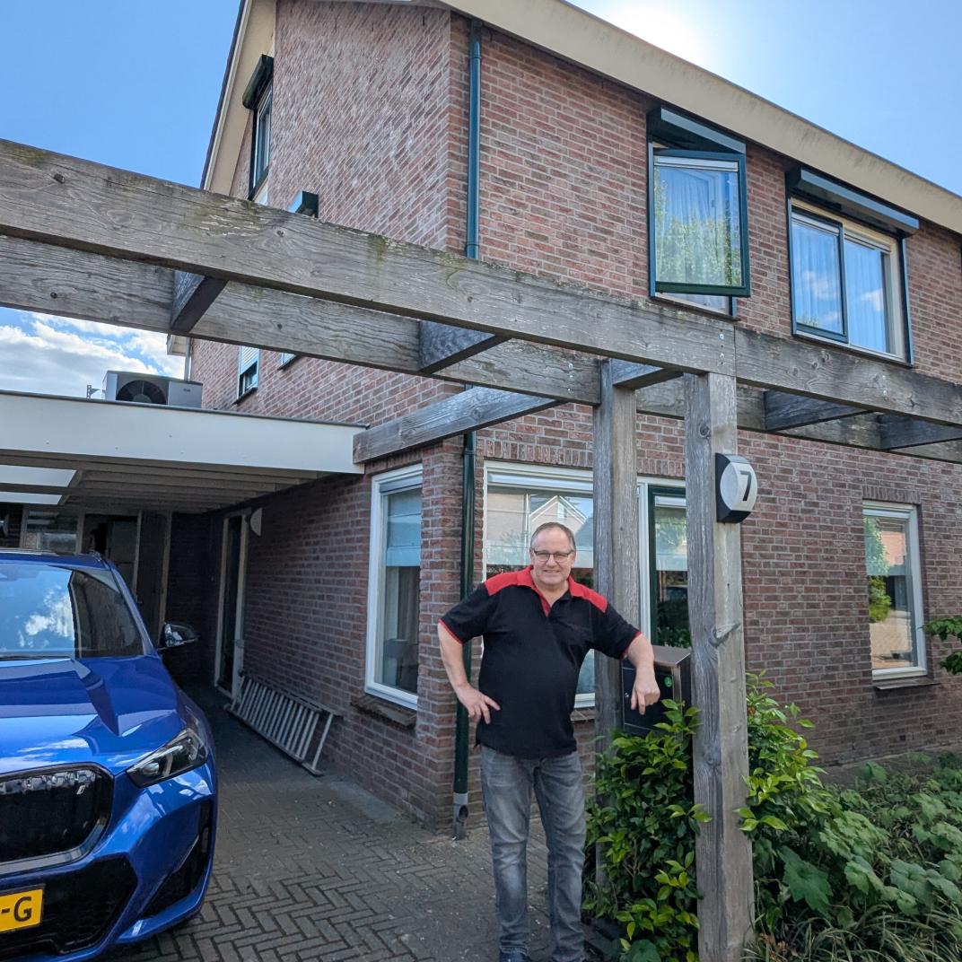 Ronald voor zijn woning