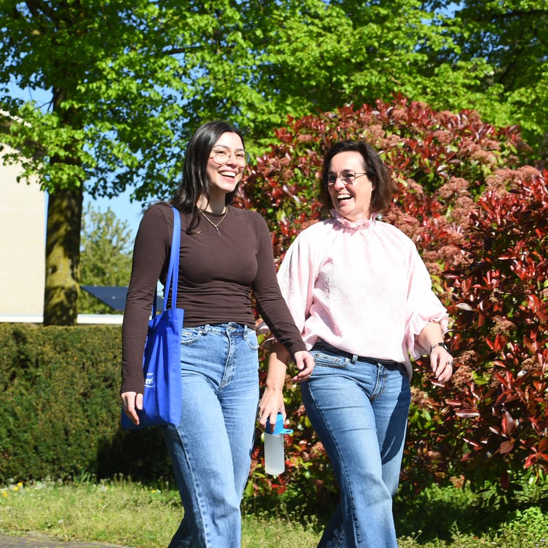 Zara en Sonja wandelen buiten