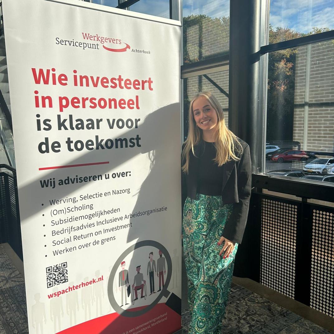 Vera Buevink bij een banner met de tekst: Wie investeert in personeel is klaar voor de toekomst.